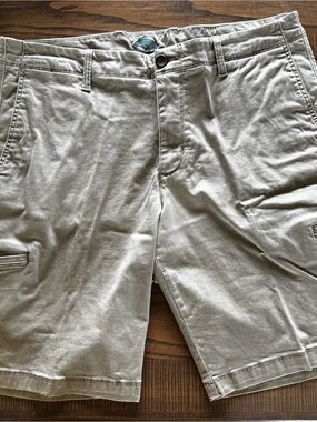 Tommy Bahama Tan / Khaki Cargo Shorts - Casual Everyday Wear. Size 36 Inseam 10”